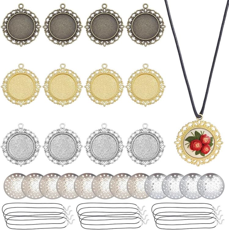FREEBLOSS 12 Set de Plateaux à Pendentifs Brodés 3 couleurs Base Vierge pour Pendentifs de Collier à Broder Plateaux Ronds en Alliage Cadres pour Pendentifs de Collier en Vrac Or Argenterie Bronze