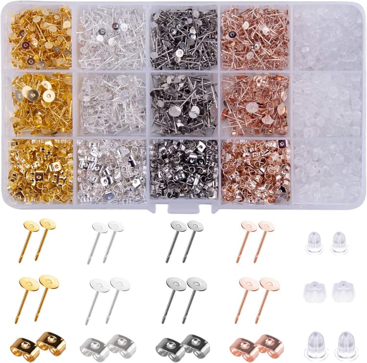 BQTQ 2600 Pièces Boucle d'oreille Clous en Acier Inoxydable Flat Pad avec Dos de Boucle d'oreille en Acier Inoxydable et Plastique pour Fabrication de Boucles d'oreilles, 4 Couleurs